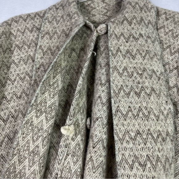 CONFECCIONES ARTILANA 100%Wool Poncho Cape Fringed Hem and Tie Neckline - Picture 8 of 16